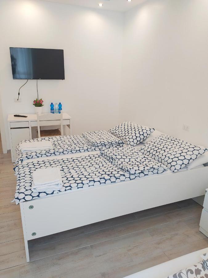Modern Room With Private Bathroom Trento Exterior photo